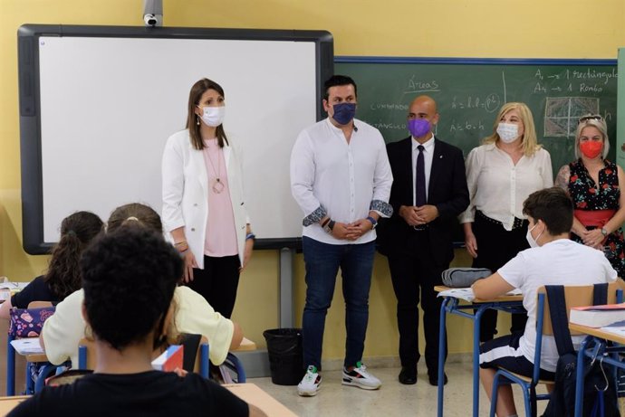 La delegada de Educación asiste a la presentación del proyecto basado en Inteligencia Artificial y Neuromarketing en el CEIP Blas Infante de Málaga