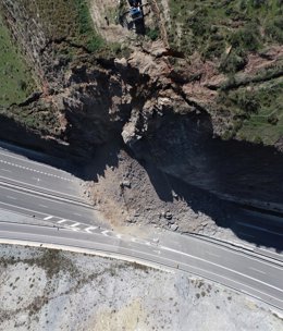 Archivo - Imagen de archivo del derrumbe del talud de tierra en la A-7 en Castell de Ferro (Granada) tomadas por los investigadores de la UGR