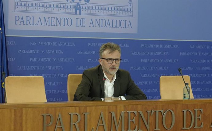 El portavoz parlamentario del PSOE-A, José Fiscal, en rueda de prensa.