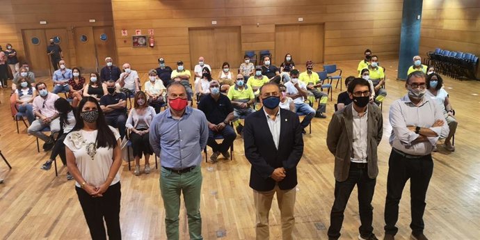 El conseller Iago Negueruela y el alcalde de Calvi, Alfonso Rodríguez, en la bienvenida a los 39 trabajadores.