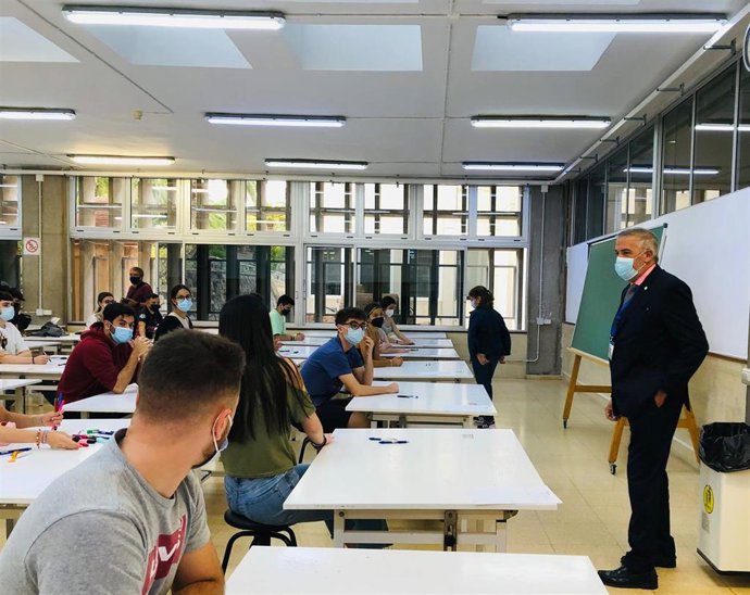El rector de la ULPGC, Lluis Serra, durante la visita a una de las sedes de la EBAU en la isla de Gran Canaria