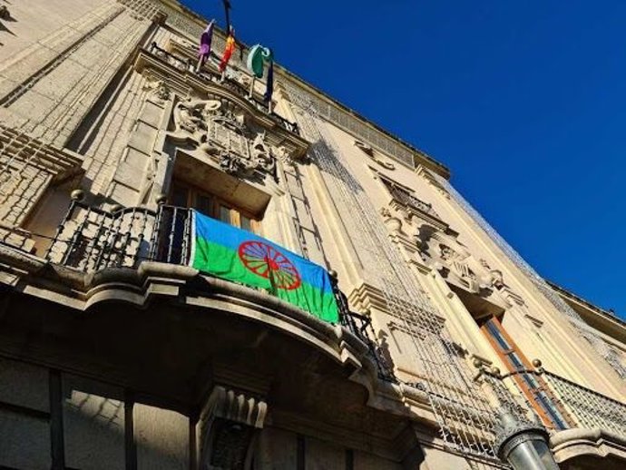 Archivo - Bandera del Pueblo Gitano en la fachada del Ayuntamiento de Jaén