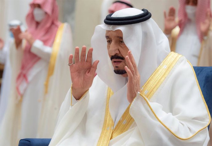 13 May 2021, Saudi Arabia, Neom: Saudi King Salman bin Abdulaziz Al Saud (2nd R) performs Eid al-Fitr prayer in Neom, a planned cross-border city in the Tabuk Province of northwestern Saudi Arabia. Photo: -/Saudi Press Agency/dpa