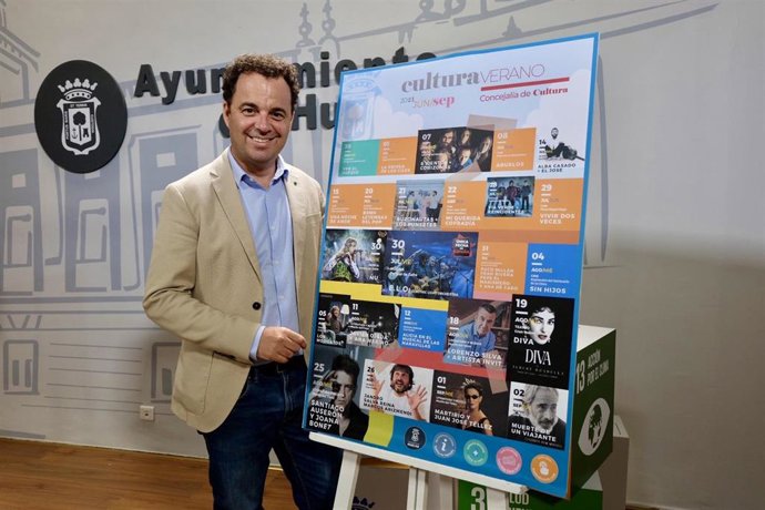 El teniente alcalde de Cultura, Daniel Mantero, presenta la programación cultural de verano de Huelva capital.
