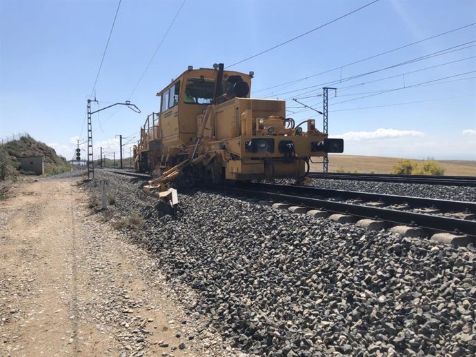 Obras en la vía entre Binéfar y Lleida.