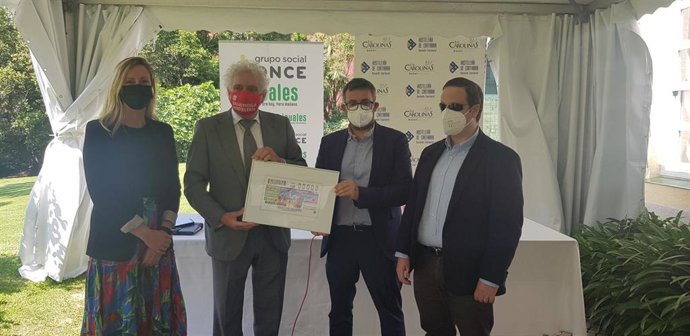 Miembros de la AEHC y de la ONCE presentan el cupón dedicado a la hostelería