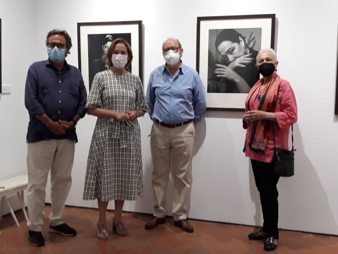 La secretaria general de Innovación Cultural y Museos, Mar Sánchez Estrella, junto a Paco Sánchez, el autor de la obra y el periodista Manolo Curao