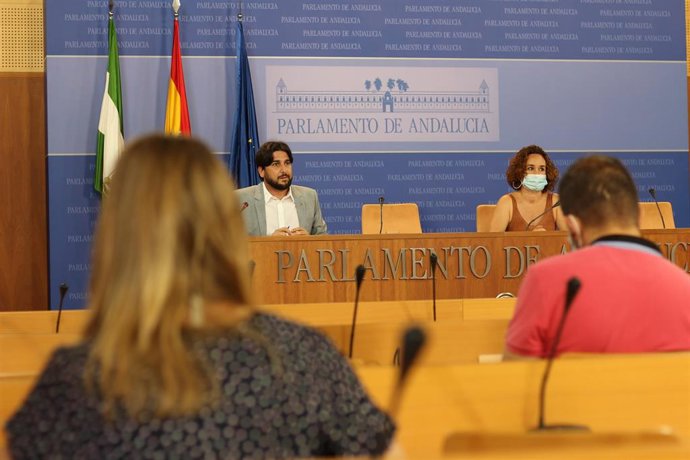 Los parlamentarios de Adelante Andalucía, Ismael Sánchez y Ana Naranjo, este miércoles en rueda de prensa.