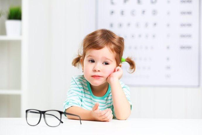 Archivo - Concept vision testing. Child  girl with eyeglasses