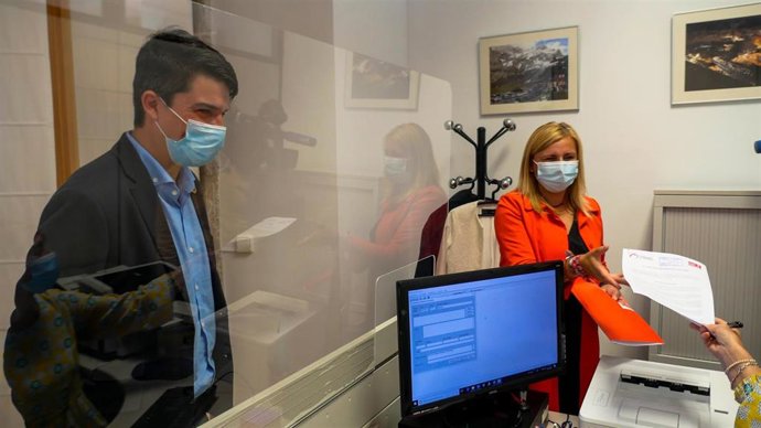 Fernández y Cobo registran la PNL en el Parlamento