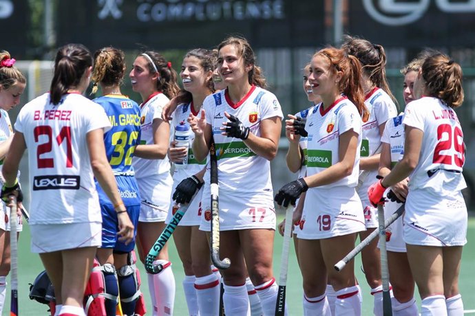 Las jugadoras de la selección española de hockey sobre hierba tras un partido