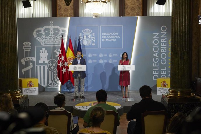 El alcalde de Madrid, José Luis Martínez-Almeida (i), y la delegada del Gobierno en la Comunidad de Madrid, Mercedes González (d), durante una rueda de prensa tras una reunión de la Junta y el Consejo Local de Seguridad de la ciudad de Madrid