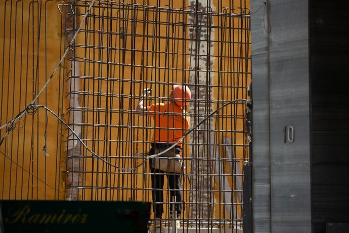 Archivo - Un operario trabaja en la obra de un edificio durante el día 45 del estado de alarma decretado por el Gobierno por la pandemia del Covid-19, en Barcelona/Catalunya (España) a 28 de abril de 2020.