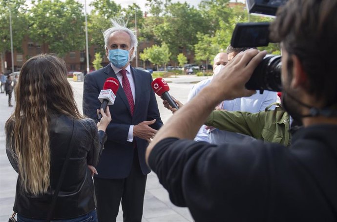 El consejero de Sanidad en funciones de la Comunidad de Madrid, Enrique Ruiz Escudero, ofrece declaraciones a los medios.