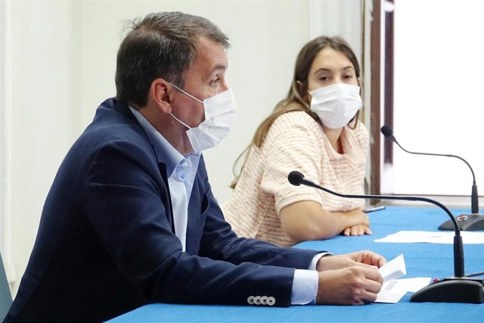 El alcalde de Santa Cruz de Tenerife, José Manuel Bermúdez, y la concejala de Acción Social, Rosario González