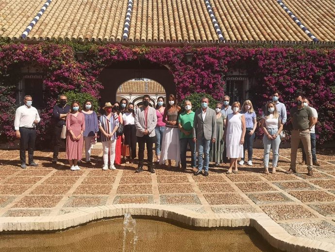 Rosa Hernández, con el alcalde de Gerena, y representantes del sector turístico.