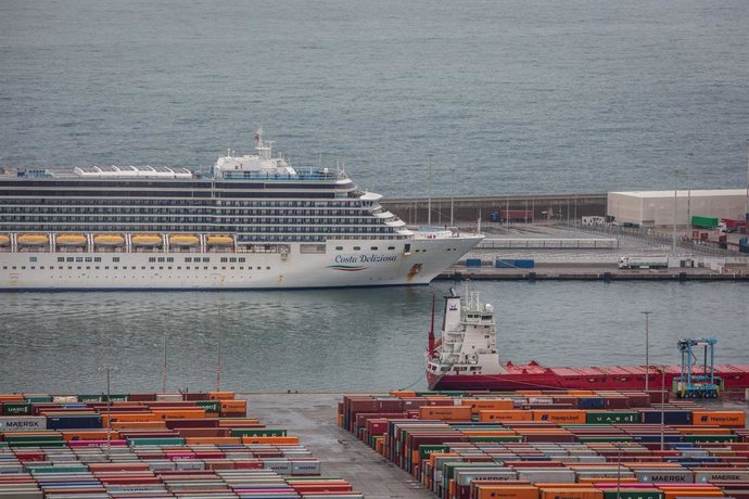 Archivo - Un crucero atracado en el puerto de Barcelona, a 20 de abril de 2020.