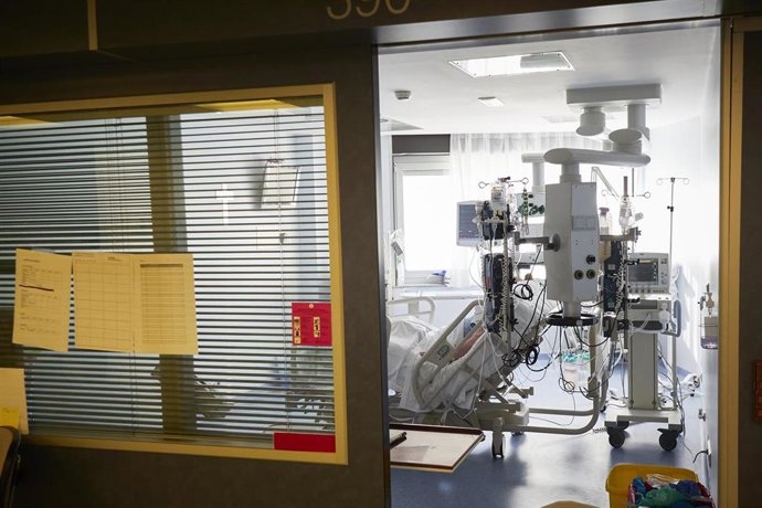 Archivo - Un paciente permanece en una habitación de la UCI de la Clínica Universidad de Navarra, en Pamplona, Navarra, (España), a 10 de noviembre de 2020. La situación actual de las UCI, ahora que la región pasa por la segunda ola de la pandemia, es d