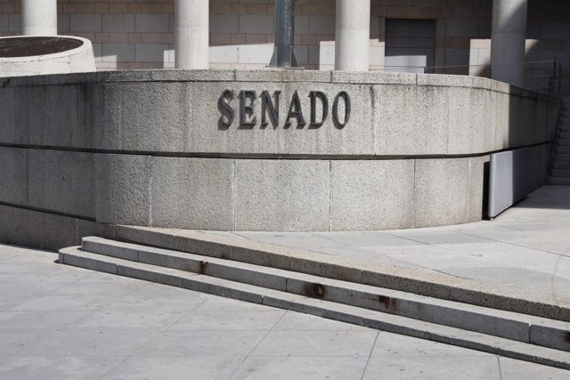Archivo - Planca en la que se lee 'Senado' en la fachada exterior del edificio del Senado en Madrid.
