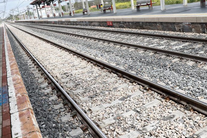 Archivo - Vías del tren de la estación de cercanías de Valdemoro 