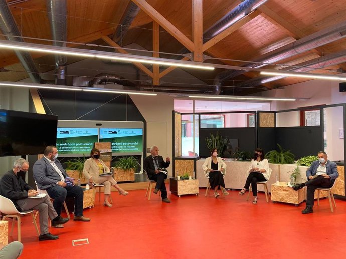 Representantes de diversos municipios metropolitanos han participado este miércoles en el debate 'La metrópoli post-covid' para abordar cuál debe ser su papel frente a la crisis derivada de la pandemia