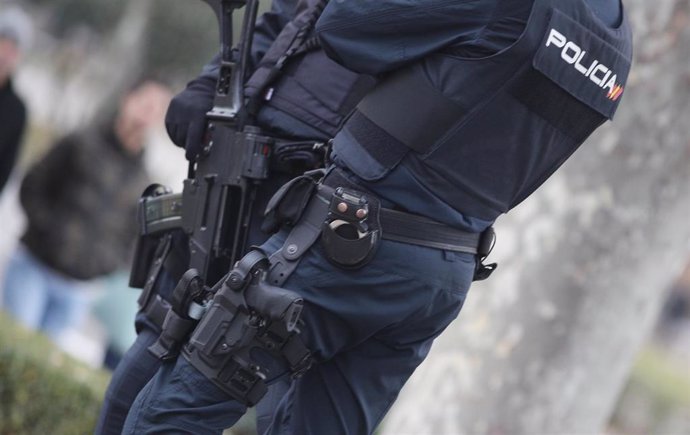 Archivo - Dos agentes de la Policía Nacional en una calle de Madrid.