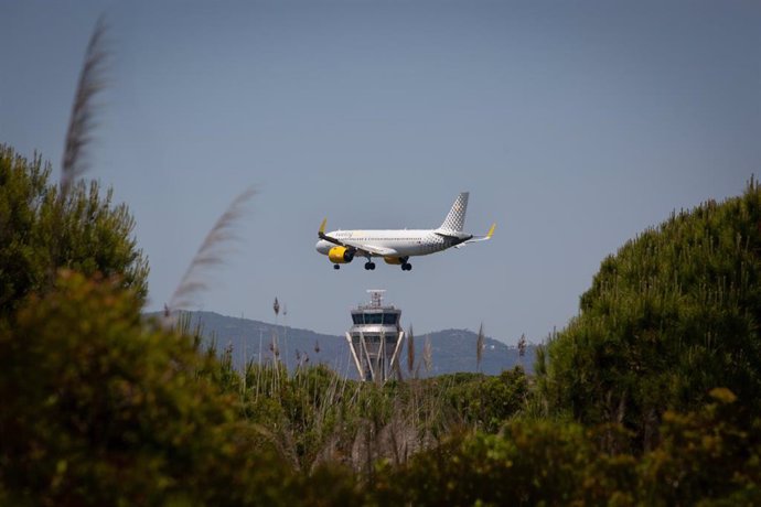 Un avión sobrevuela el espacio natural protegido de La Ricarda.