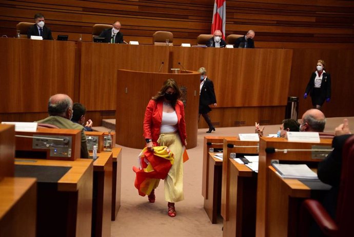 Marta Sanz con la bandera de España en la mano tras intervenir en el hemiciclo