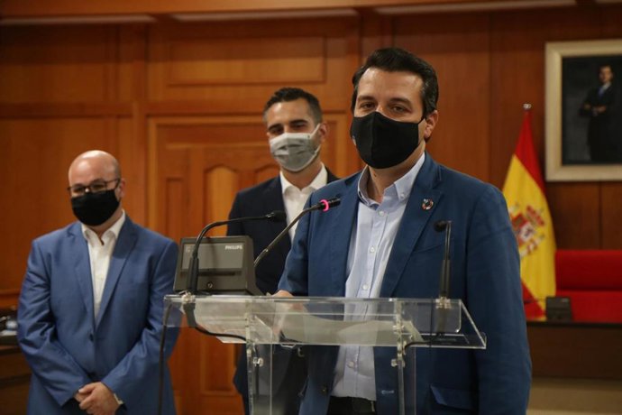 El alcalde de Córdoba, José María Bellido, atiende a los medios y tras él se sitúan Ramón Fernández-Pacheco y Pedro Sánchez-Fortún