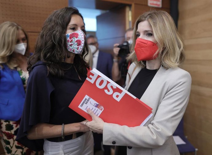 La nueva presidenta de la Asamblea de Madrid, Eugenia Carballedo (i) y la nueva portavoz del grupo parlamentario socialista en la Asamblea de Madrid, Hana Jalloul (d), a su salida del acto de constitución de la Asamblea de Madrid de la XII Legislatura, 