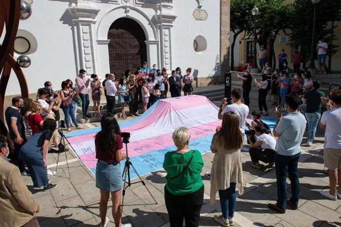 La Asamblea de Extremadura recibe la bandera trans
