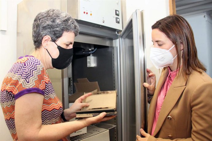 La delegada territorial de Cultura y Patrimonio Histórico, Cristina Casanueva (dcha.), se interesa por la nueva cámara frigorífica.
