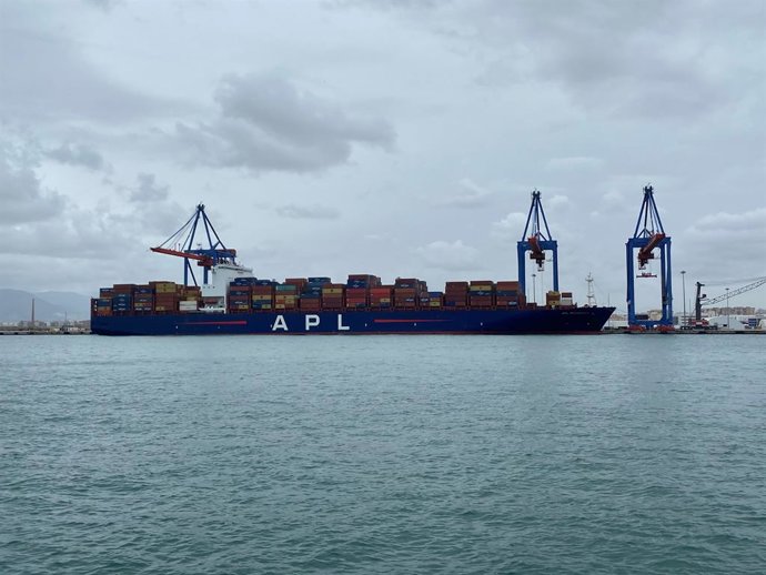 Archivo - Buque portacontenedores en el puerto de Málaga