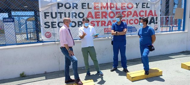 Luis Ángel Hierro con miembros del comité de empresa de Airbus Puerto Real