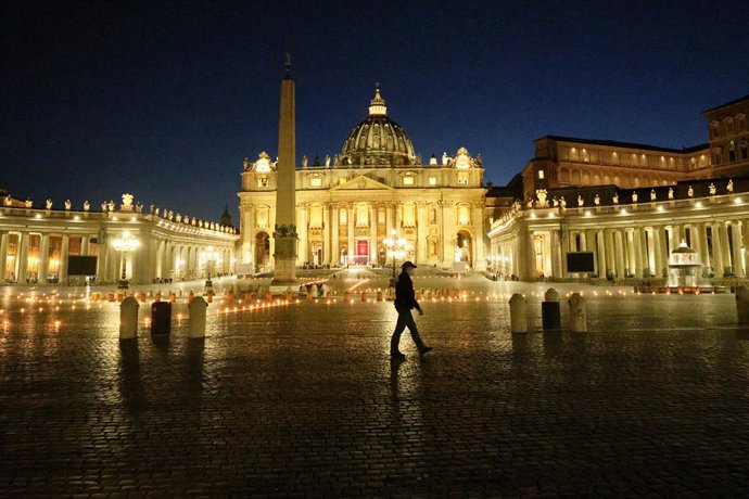 Archivo - 02 April 2021, Vatican, Vatican City: An officer walks as Pope Francis leads the Way of the Cross (Via Crucis) procession in the empty square outside the Saint Peter's Square during Good Friday celebrations. Photo: Mauro Scrobogna/LaPresse via