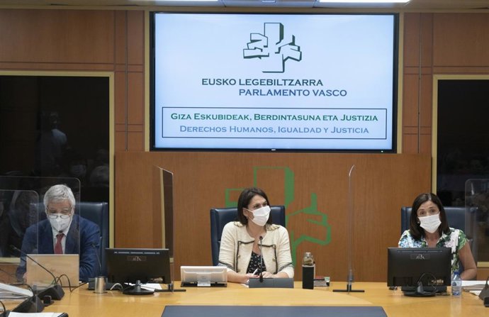 La comisión de Derechos Humanos, Igualdad y Justicia del Parlamento Vasco ha acogido este miércoles la comparecencia, a petición propia, de la consejera Artolazabal para presentar el 'Modelo Penitenciario Vasco