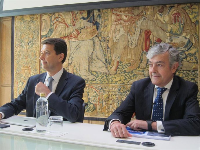 Archivo - Rafael Domenech (BBVA Research) y Carlos Gorria (BBVA)          