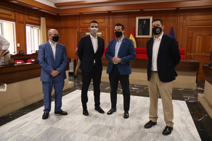 Los alcaldes de Almería y Córdoba, Ramón Fernández-Pacheco y José María Bellido, y los presidentes de las asociaciones de hosteleros de Córdoba (Hostecor) y Almería (Ashal), Francisco de la Torre y Pedro Sánchez-Fortún, respectivamente.
