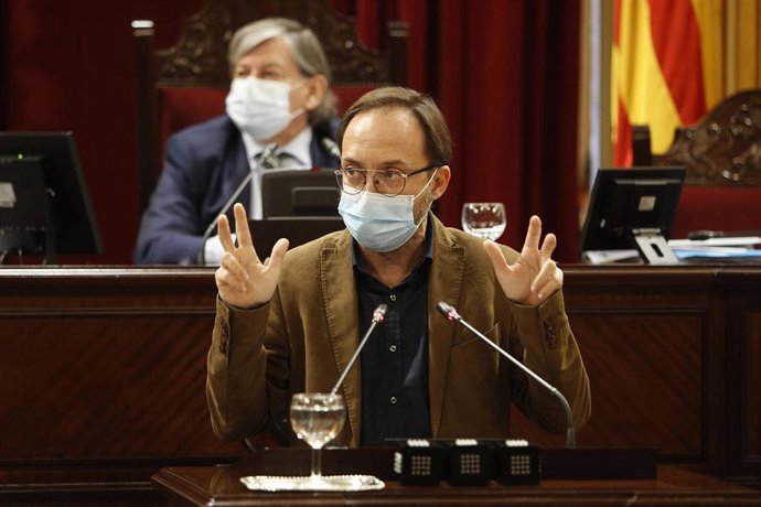 Archivo - El diputado del Grupo Mixto en el Parlament Josep Castells interviene durante una sesión plenaria en el Parlament.