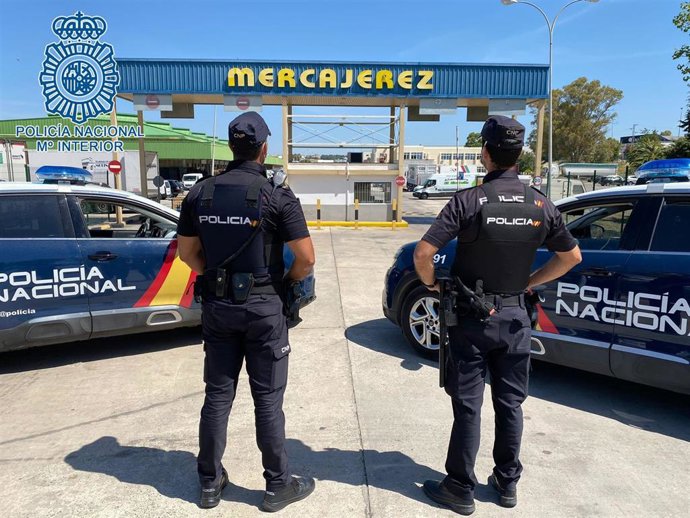 Patrulla de la Policía Nacional en Mercajerez.