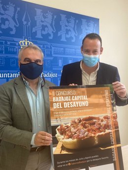 El alcalde de Badajoz, Francisco Javier Fragoso, y el concejal de Turismo, Jaime Mejías, presentan el concurso 'Badajoz, capital del desayuno'