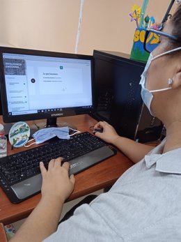 Una joven ecuatoriana realiza uno de los cursos virtuales de Vértice y el Instituto Superior Tecnológico Tecnoecuatoriano para adquirir habilidades gracias a las becas concedidas