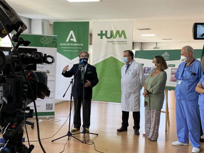 El Hermano Mayor de la Hermandad Macarena, José Antonio Fernández, durante la presentación del 'Balcón de la Esperanza' del Hospital Virgen de Macarena