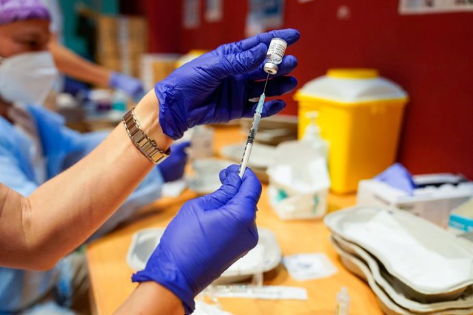 Un trabajador sanitario prepara la primera dosis de la vacuna de Pfizer-BioNTech contra el Covid-19, a 9 de junio de 2021, en el Hospital Severo Ochoa de Leganés, Leganés, Madrid, (España). La Comunidad de Madrid comienza desde este miércoles a vacunar 