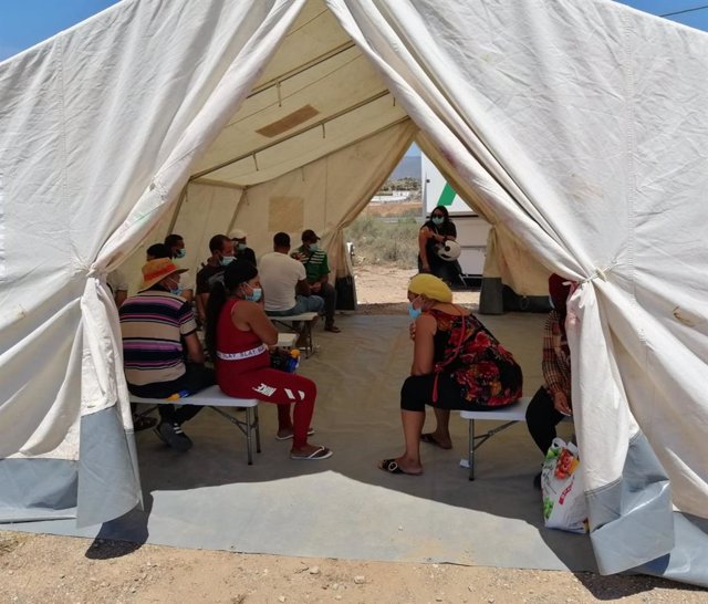 Personas esperan a ser vacunadas por Médicos del Mundo en Níjar (Almería)
