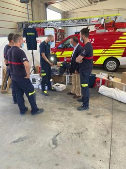 El diputado Román Hernández en la entrega de material a un parque de bomberos.
