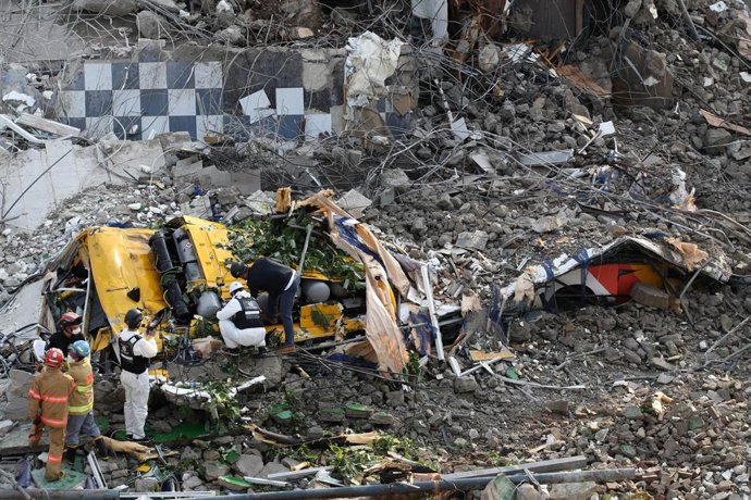 Colapso de un edificio sobre un autobús en Corea del Sur
