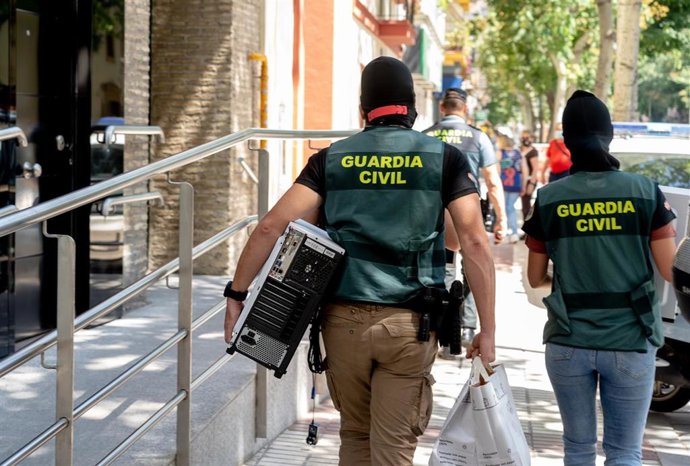 Guardia Civiles registran  la tienda Espía2