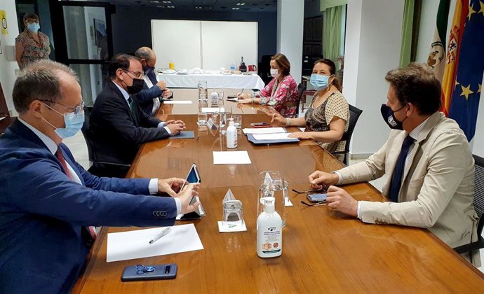 La consejera de Agricultura y el presidente de CEA analizan los retos de la sostenibilidad.