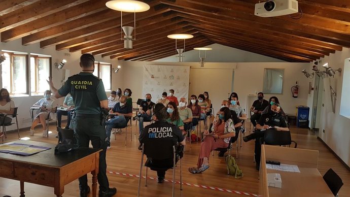 Jornada organizada por la Guardia Civil y el Ayuntamiento de Esporles para mejorar la asistencia a víctimas de violencia machista, menores, mayores y personas vulnerables.